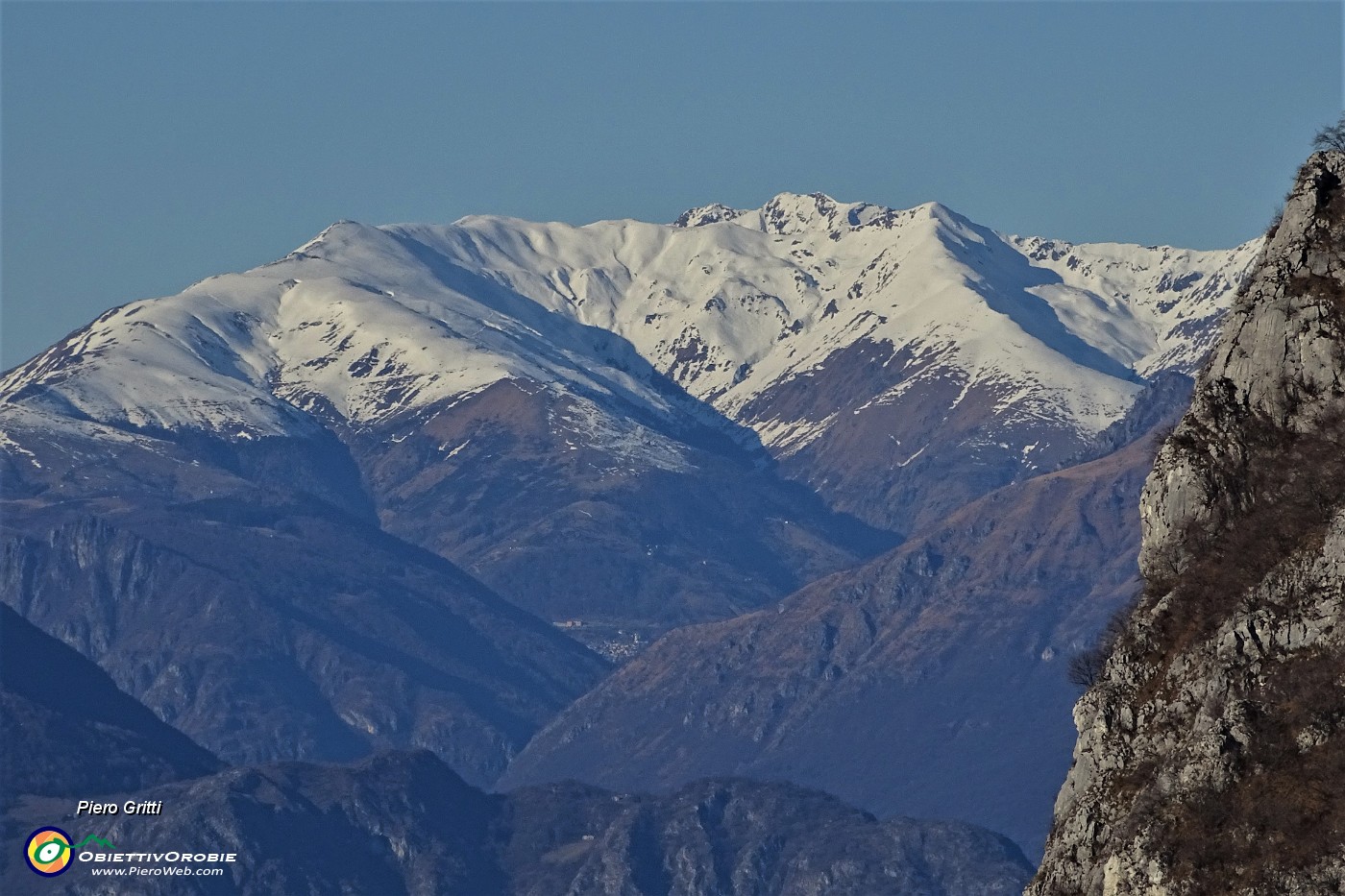 51 Zoom verso le cime innevate del Grona e del Bregagno.JPG